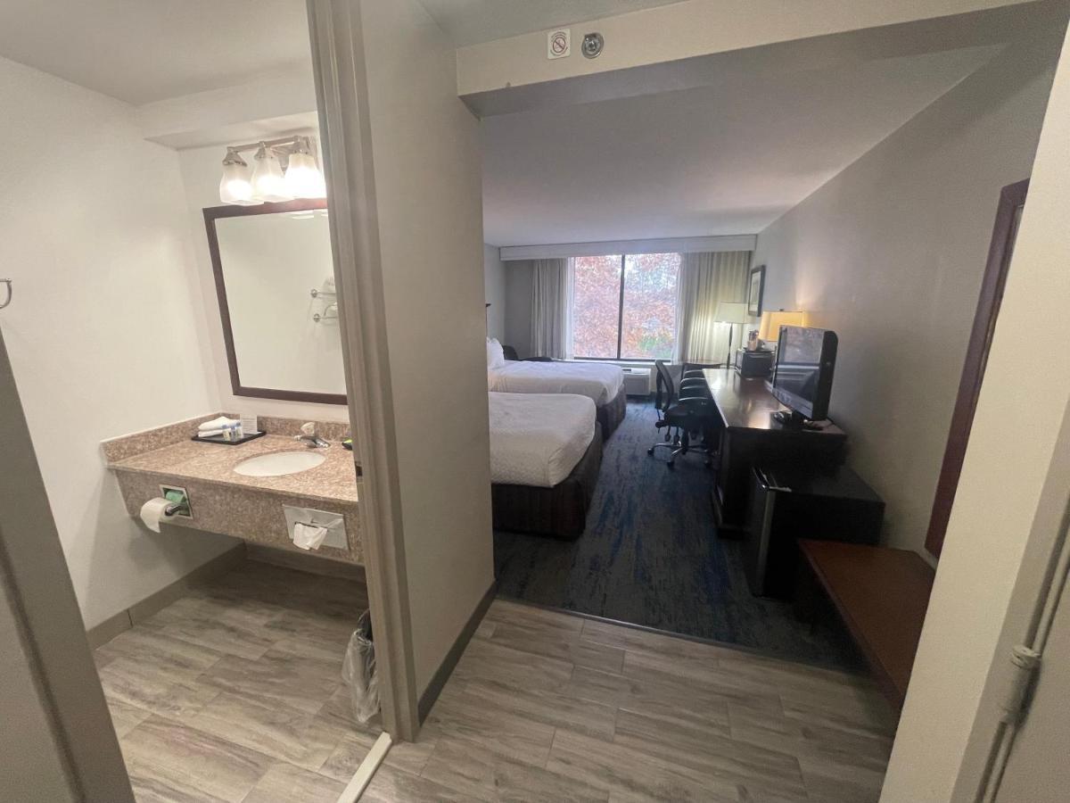Ramada By Wyndham Cleveland Independence Hotel Eksteriør billede