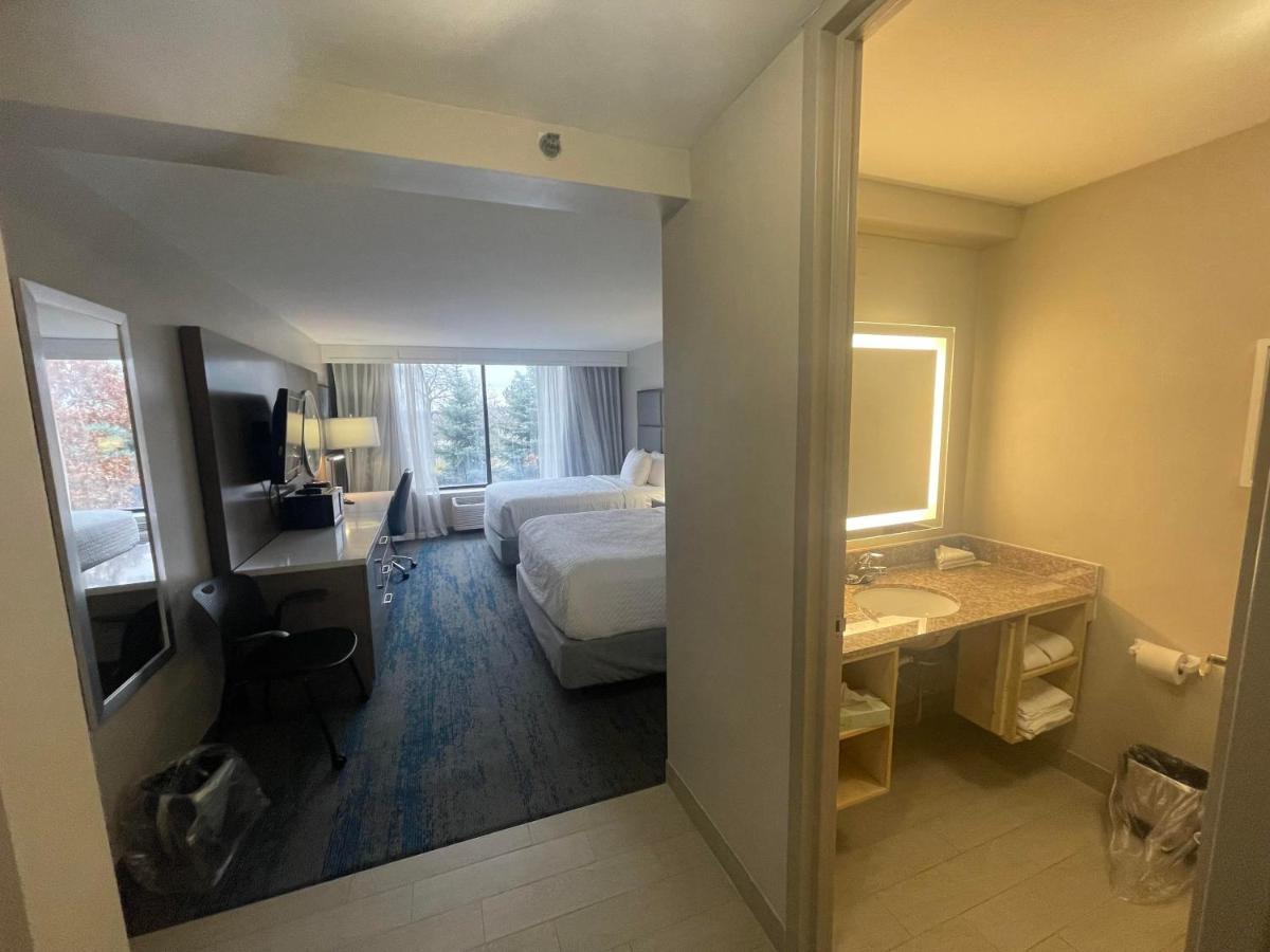 Ramada By Wyndham Cleveland Independence Hotel Eksteriør billede