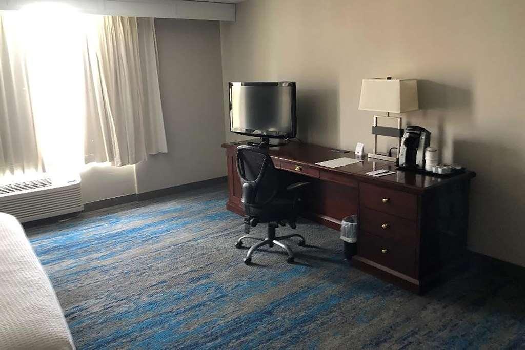 Ramada By Wyndham Cleveland Independence Hotel Værelse billede